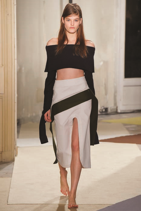 JACQUEMUS’UN YARATICISI SIMON PORTE GİYSİLERİYLE BİR HİKAYE ANLATIYOR