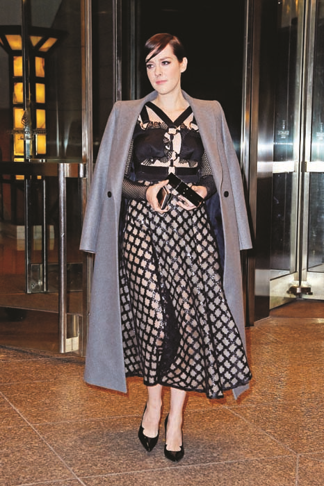 JENA MALONE KIRMIZI HALIDA RİSK ALMAKTAN ÇEKİNMİYOR