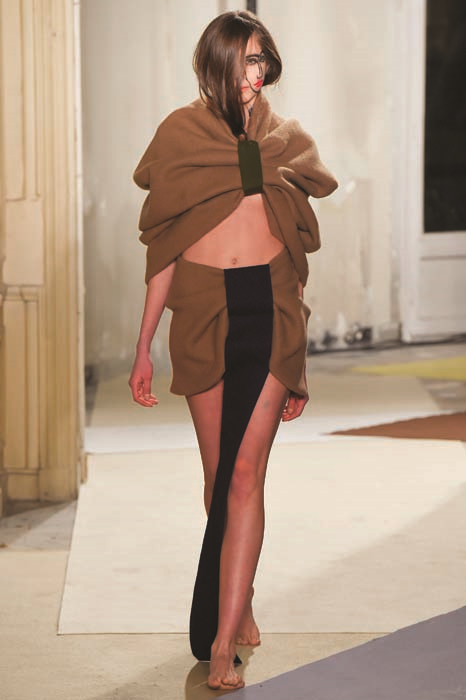 JACQUEMUS’UN YARATICISI SIMON PORTE GİYSİLERİYLE BİR HİKAYE ANLATIYOR