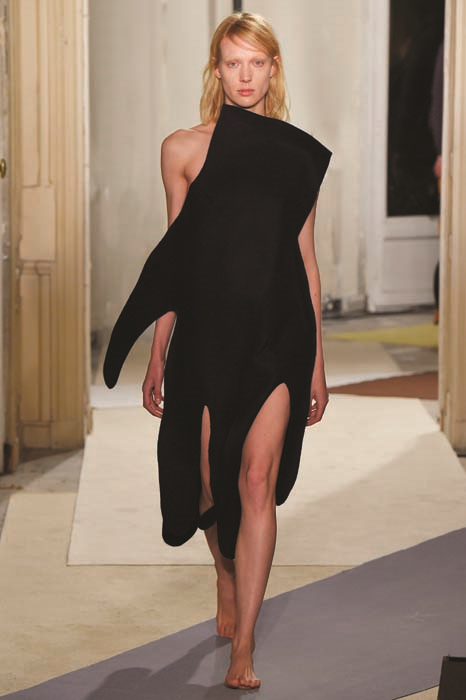 JACQUEMUS’UN YARATICISI SIMON PORTE GİYSİLERİYLE BİR HİKAYE ANLATIYOR