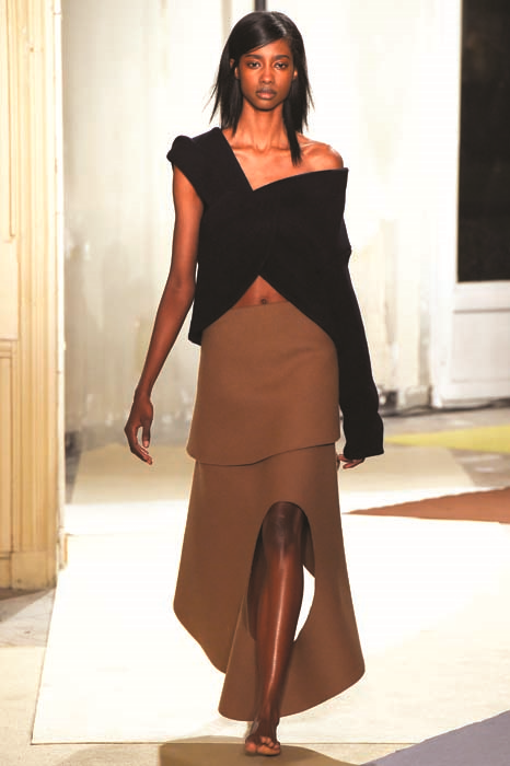 JACQUEMUS’UN YARATICISI SIMON PORTE GİYSİLERİYLE BİR HİKAYE ANLATIYOR