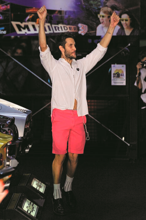 JACQUEMUS’UN YARATICISI SIMON PORTE GİYSİLERİYLE BİR HİKAYE ANLATIYOR