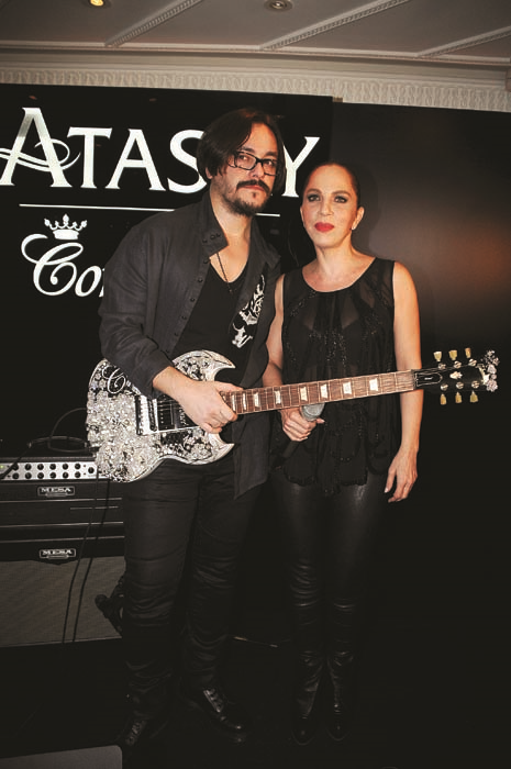 PIRLANTANIN IŞILTISI MÜZİĞİN ENERJİSİYLE BULUŞTU 