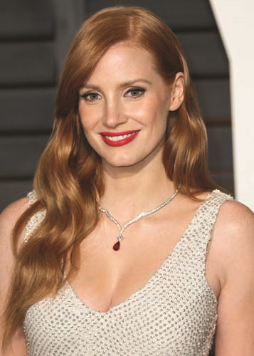 KIRMIZI HALININ EN GÖZDE  SAÇ MODELLERİ