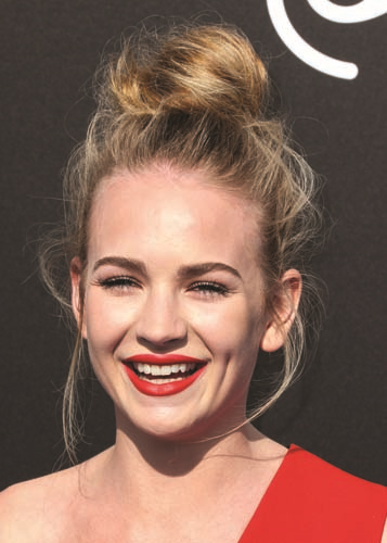 KIRMIZI HALININ EN GÖZDE  SAÇ MODELLERİ