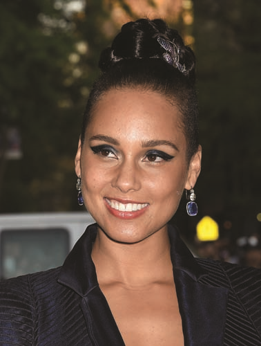 KIRMIZI HALININ EN GÖZDE  SAÇ MODELLERİ