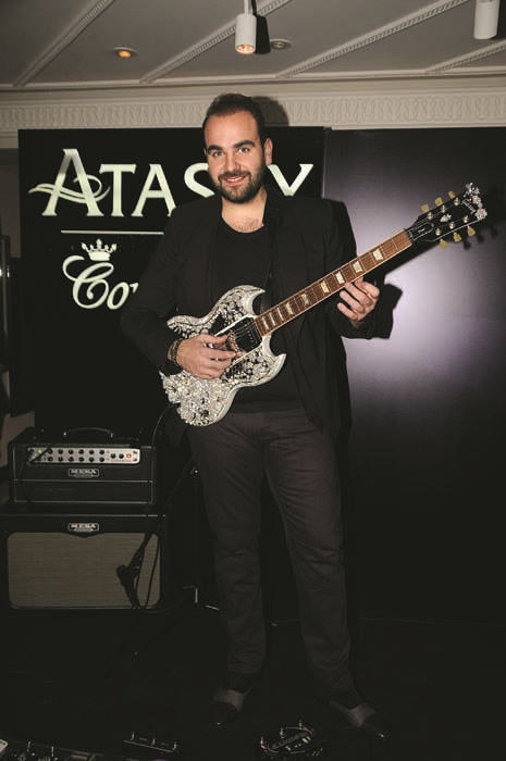 PIRLANTANIN IŞILTISI MÜZİĞİN ENERJİSİYLE BULUŞTU 