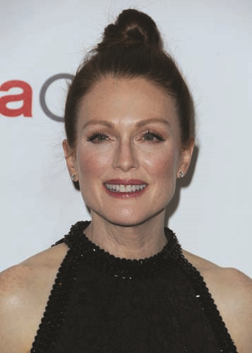 KIRMIZI HALININ EN GÖZDE  SAÇ MODELLERİ