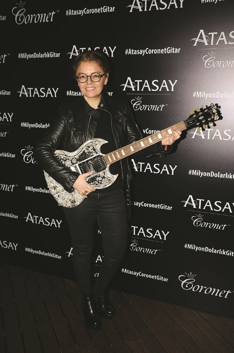 PIRLANTANIN IŞILTISI MÜZİĞİN ENERJİSİYLE BULUŞTU 