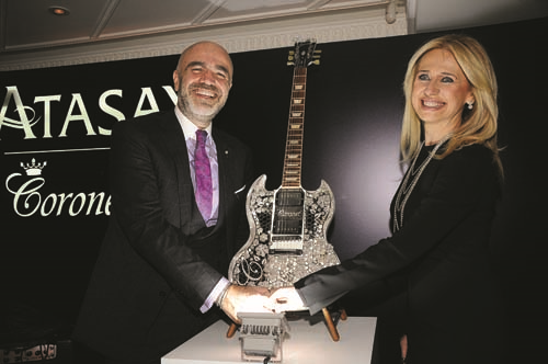 PIRLANTANIN IŞILTISI MÜZİĞİN ENERJİSİYLE BULUŞTU 