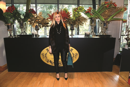 CEMİYETİN ÜNLÜ İSİMLERİ YILBAŞI ÇİÇEKLERİNİ  BİRLİKTE TASARLADI