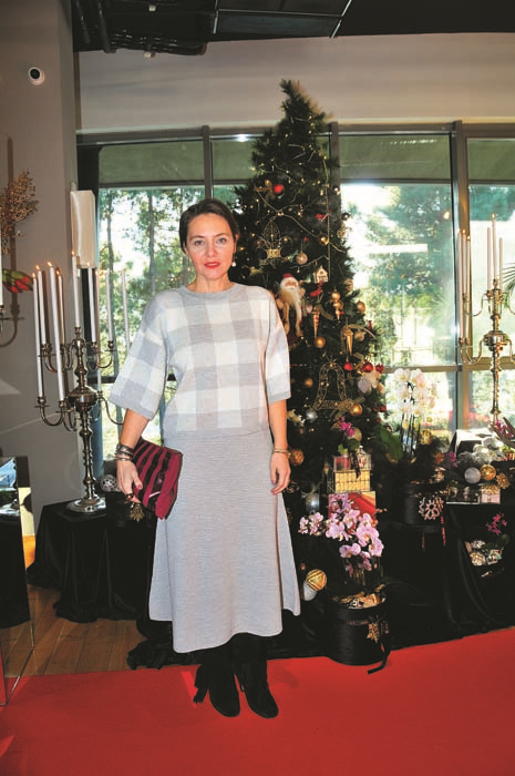 CEMİYETİN ÜNLÜ İSİMLERİ YILBAŞI ÇİÇEKLERİNİ  BİRLİKTE TASARLADI