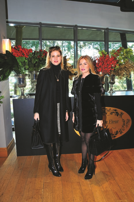 CEMİYETİN ÜNLÜ İSİMLERİ YILBAŞI ÇİÇEKLERİNİ  BİRLİKTE TASARLADI