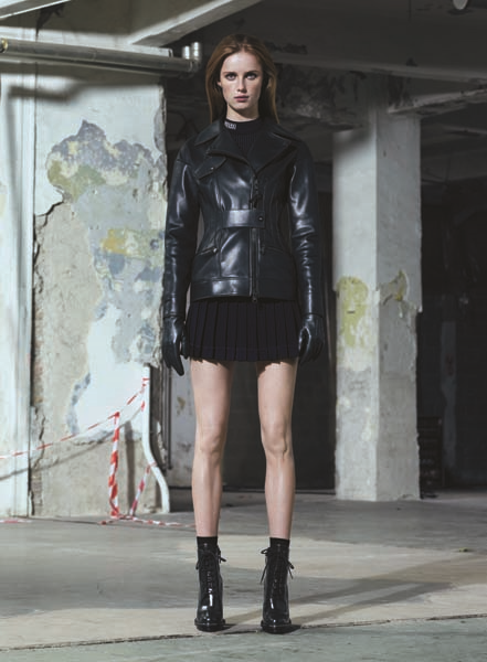 VERSACE SOKAK MODASINDAKİ YOLCULUĞUNA DEVAM EDİYOR