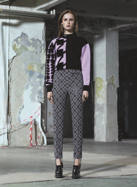 VERSACE SOKAK MODASINDAKİ YOLCULUĞUNA DEVAM EDİYOR