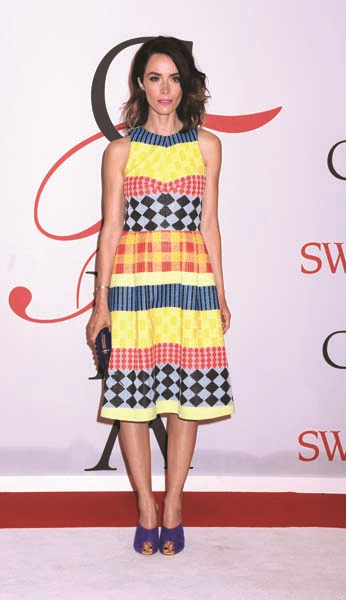 BAŞARILI OYUNCU ABIGAIL SPENCER ZEVKLİ TARZIYLA DİKKAT ÇEKİYOR