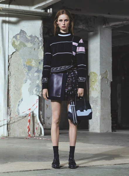 VERSACE SOKAK MODASINDAKİ YOLCULUĞUNA DEVAM EDİYOR