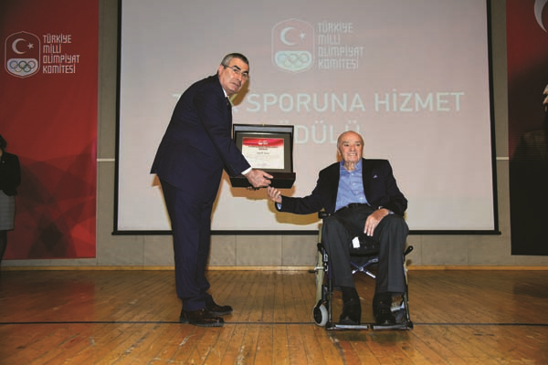 İŞ ADAMI ŞARIK TARA’YA TÜRK SPORUNA HİZMET ÖDÜLÜ