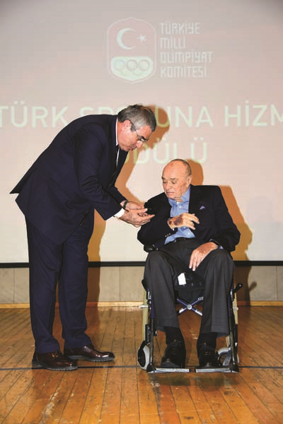 İŞ ADAMI ŞARIK TARA’YA TÜRK SPORUNA HİZMET ÖDÜLÜ