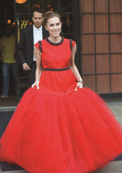 KIRMIZI TASARIMLARLA  SOKAKLARA RENK KATIN