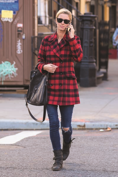 KIRMIZI TASARIMLARLA  SOKAKLARA RENK KATIN