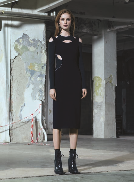 VERSACE SOKAK MODASINDAKİ YOLCULUĞUNA DEVAM EDİYOR