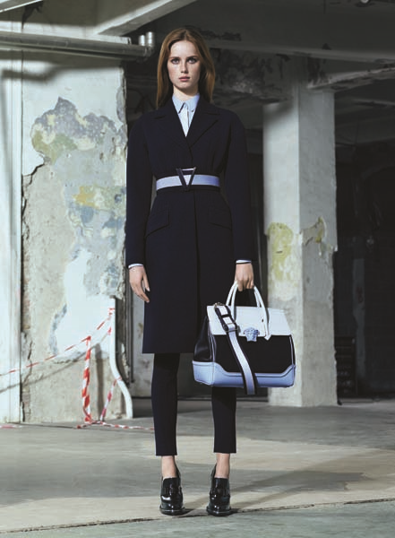 VERSACE SOKAK MODASINDAKİ YOLCULUĞUNA DEVAM EDİYOR