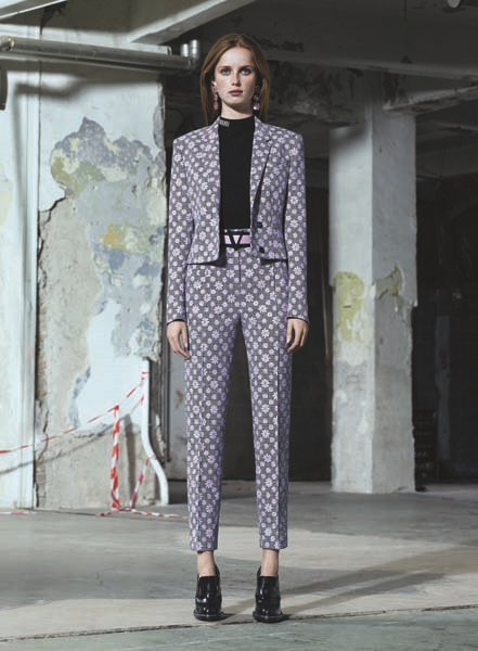 VERSACE SOKAK MODASINDAKİ YOLCULUĞUNA DEVAM EDİYOR