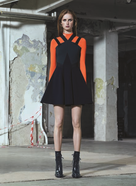 VERSACE SOKAK MODASINDAKİ YOLCULUĞUNA DEVAM EDİYOR