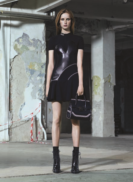 VERSACE SOKAK MODASINDAKİ YOLCULUĞUNA DEVAM EDİYOR