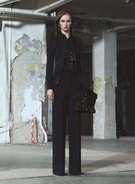 VERSACE SOKAK MODASINDAKİ YOLCULUĞUNA DEVAM EDİYOR