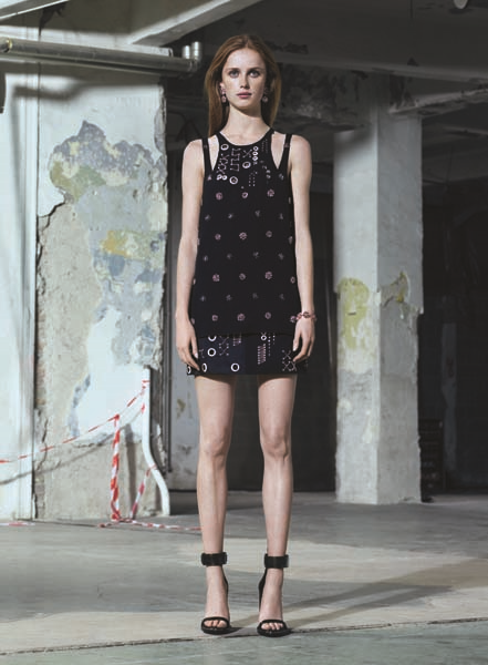 VERSACE SOKAK MODASINDAKİ YOLCULUĞUNA DEVAM EDİYOR