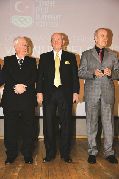 İŞ ADAMI ŞARIK TARA’YA TÜRK SPORUNA HİZMET ÖDÜLÜ