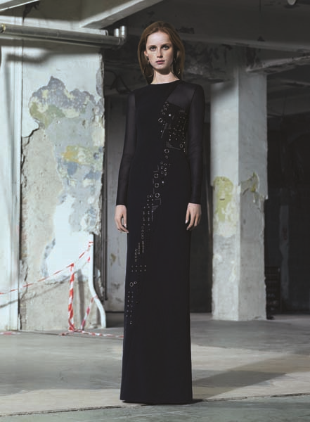 VERSACE SOKAK MODASINDAKİ YOLCULUĞUNA DEVAM EDİYOR