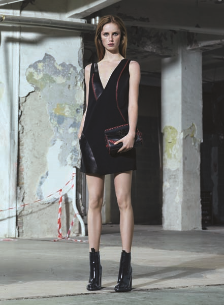 VERSACE SOKAK MODASINDAKİ YOLCULUĞUNA DEVAM EDİYOR