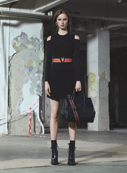 VERSACE SOKAK MODASINDAKİ YOLCULUĞUNA DEVAM EDİYOR