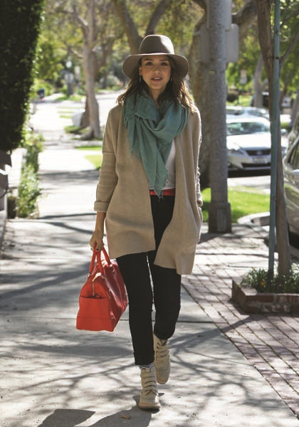 KIRMIZI TASARIMLARLA  SOKAKLARA RENK KATIN