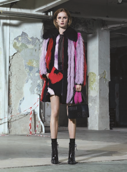 VERSACE SOKAK MODASINDAKİ YOLCULUĞUNA DEVAM EDİYOR