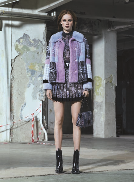 VERSACE SOKAK MODASINDAKİ YOLCULUĞUNA DEVAM EDİYOR