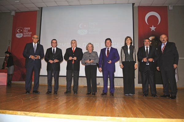 İŞ ADAMI ŞARIK TARA’YA TÜRK SPORUNA HİZMET ÖDÜLÜ