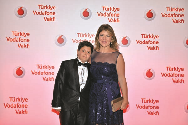 ÜNLÜ SİMALAR TÜRKİYE VODAFONE VAKFI’NIN GALA GECESİNDE BULUŞTU