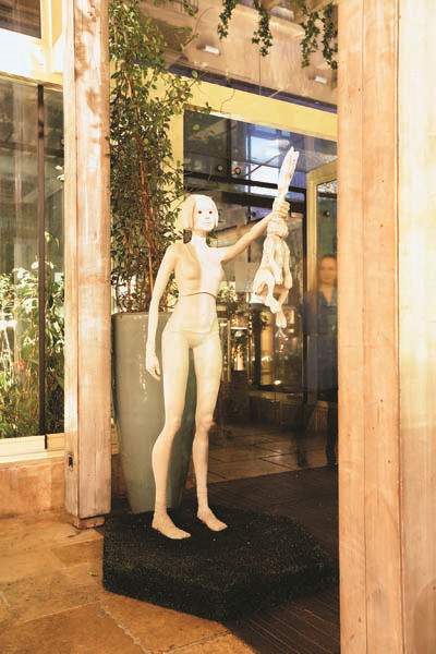 ESERLERİNİ  “SANAT KOKTEYLİ” DAVETİNDE TANITTILAR