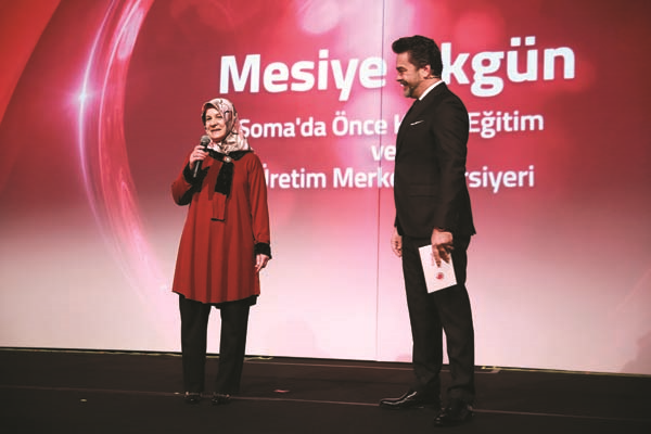 ÜNLÜ SİMALAR TÜRKİYE VODAFONE VAKFI’NIN GALA GECESİNDE BULUŞTU