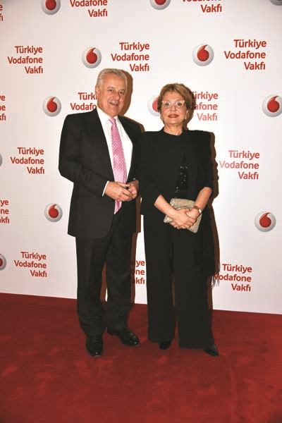 ÜNLÜ SİMALAR TÜRKİYE VODAFONE VAKFI’NIN GALA GECESİNDE BULUŞTU