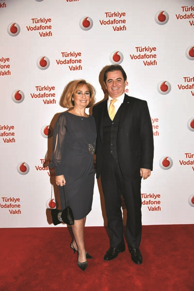 ÜNLÜ SİMALAR TÜRKİYE VODAFONE VAKFI’NIN GALA GECESİNDE BULUŞTU