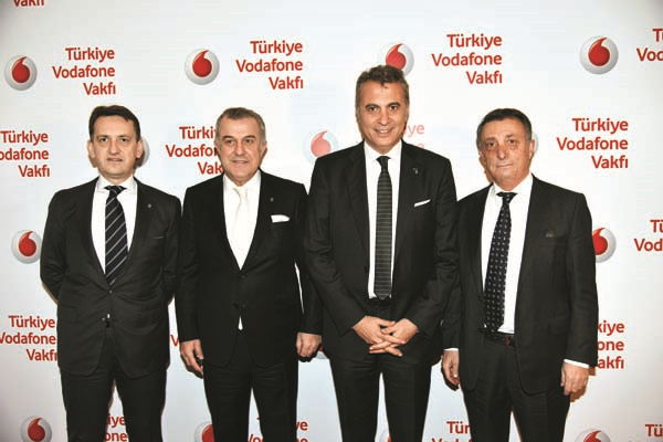 ÜNLÜ SİMALAR TÜRKİYE VODAFONE VAKFI’NIN GALA GECESİNDE BULUŞTU