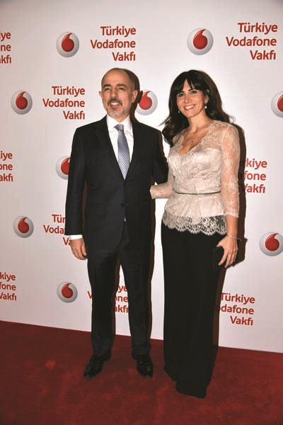 ÜNLÜ SİMALAR TÜRKİYE VODAFONE VAKFI’NIN GALA GECESİNDE BULUŞTU