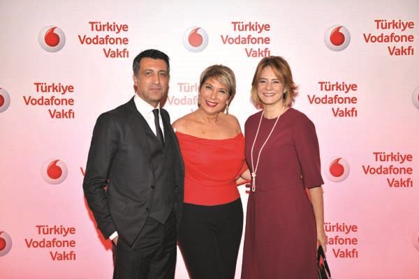 ÜNLÜ SİMALAR TÜRKİYE VODAFONE VAKFI’NIN GALA GECESİNDE BULUŞTU