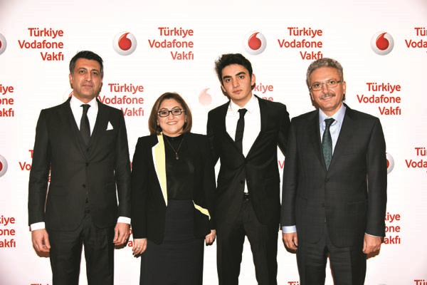 ÜNLÜ SİMALAR TÜRKİYE VODAFONE VAKFI’NIN GALA GECESİNDE BULUŞTU