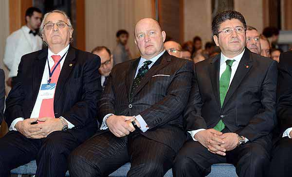 ÖZEL FOTOĞRAFLARLA MUSTAFA V. KOÇ